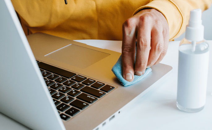 clean macbook-keyboard using rubbing alcohol
